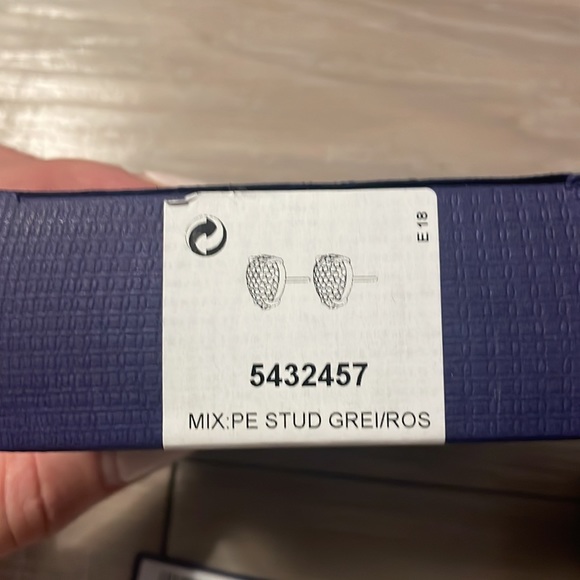 Swarovski Rose Gold crystal oval studs - Picture 5 of 6